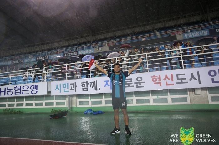 Selebrasi bek timnas Indonesia, Asnawi Mangkualam, setelah berhasil mencetak gol perdananya untuk Ansan Greeners di Liga Korea 2.