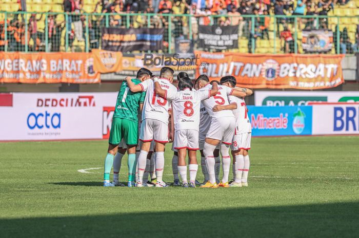 Skuat Persis Solo (skuad Persis Solo) nampak sedang melakukan briefing saat bertanding di Stadion Patriot Candrabhaga, Bekasi, Jawa Barat, 31 Juli 2022.