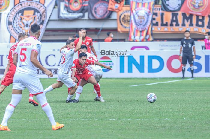 Gelandang Persija Jakarta, Syahrian Abimanyu (tengah), sedang berusaha mengejar bola dan keluar dari penjagaan lawan saat bertanding di Stadion Patriot Candrabhaga, Bekasi, Jawa Barat, 31 Juli 2022.