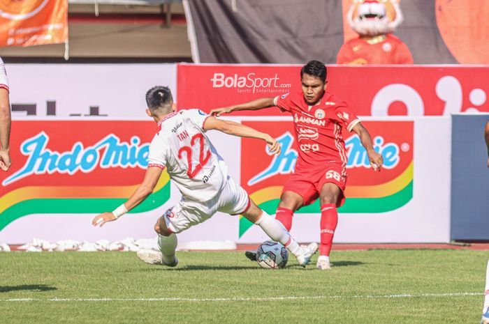 Bek sayap kanan Persija Jakarta, Frengky Deaner Missa alias Frengky Missa (kanan), nampak akan menendang bola saat bertanding di Stadion Patriot Candrabhaga, Bekasi, Jawa Barat, 31 Juli 2022.