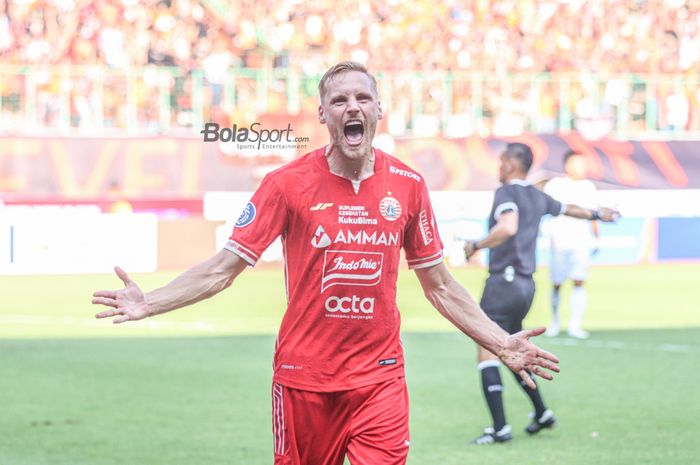 Gelandang Persija Jakarta, Hanno Behrens, nampak sumringah seusai mencetak gol ketika bertanding di Stadion Patriot Candrabhaga, Bekasi, Jawa Barat, 31 Juli 2022.