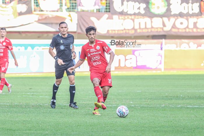 Gelandang Persija Jakarta, Hanif Sjahbandi (kanan), nampak sedang menendang bola ketika bertanding di Stadion Patriot Candrabhaga, Bekasi, Jawa Barat, 31 Juli 2022.