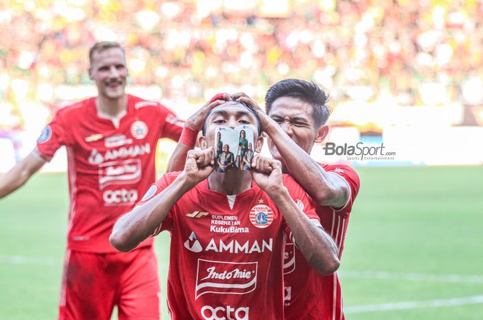 Bek sayap kanan Persija Jakarta, Frengky Deaner Missa alias Frengky Missa (tengah), sedang selebrasi usai mencetak gol dengan mengenang foto kedua orang tuanya di Stadion Patriot Candrabhaga, Bekasi, Jawa Barat, 31 Juli 2022.