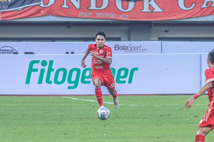 Bek sayap kanan Persija Jakarta, Frengky Deaner Missa (Frengky Missa), sedang menguasai bola ketika bertanding di Stadion Patriot Candrabhaga, Bekasi, Jawa Barat, 31 Juli 2022.