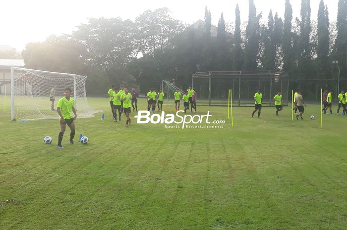 Suasana latihan timnas U-16 Indonesia di Lapangan Universitas Negeri Yogyakarta pada Selasa (2/8/2022).