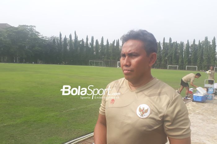 Pelatih timnas U-16 Indonesia, Bima Sakti saat memimpin latihan timnya di Lapangan Universitas Negeri Yogyakarta, Selasa (2/8/2022).