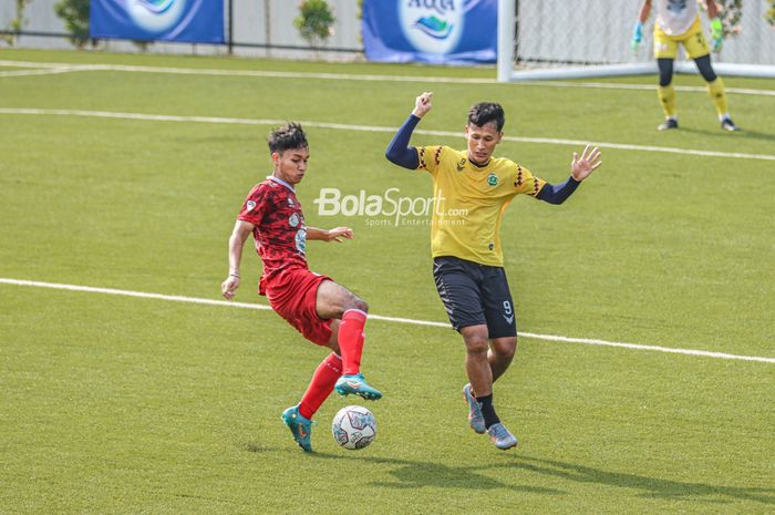 Penyerang Persikabo 1973, Yandi Sofyan (kanan), sedang berusaha merebut bola lawan saat menjalani sesi uji coba di Lapangan ASIOP, Sentul, Jawa Barat, 2 Januari 2022.