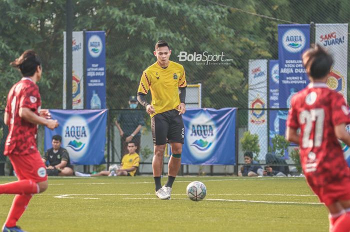 Bek Persikabo 1973, Andy Setyo Nugroho, sedang menguasai bola ketika menjalani sesi uji coba di Lapangan ASIOP, Sentul, Jawa Barat, 2 Januari 2022.