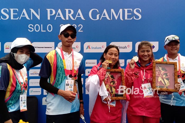 Atlet renang Indonesia, Syuci Indriani dan  Meliana Ratih Pratama, merayakan raihan medali mereka dari lomba 50m gaya kupu-kupu putri S14 pada ASEAN Para Games 2022 di Kolam Renang Jatidiri, Semarang, Jawa Tengah, 2 Agustus 2022. Syuci meraih emas sementara Meliana merebut perak.