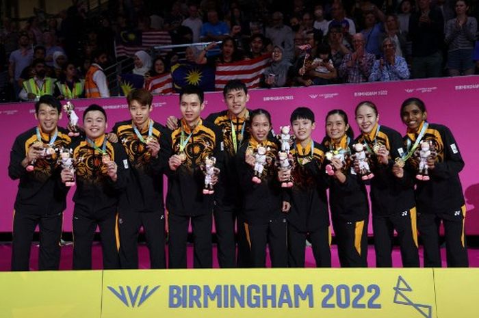 Timnas bulu tangkis Malaysia berpose dengan medali emas beregu campuran Commonwealth Games 2022 setelah mengalahkan India, Selasa (2/8/2022) di Birmingham, Inggris.