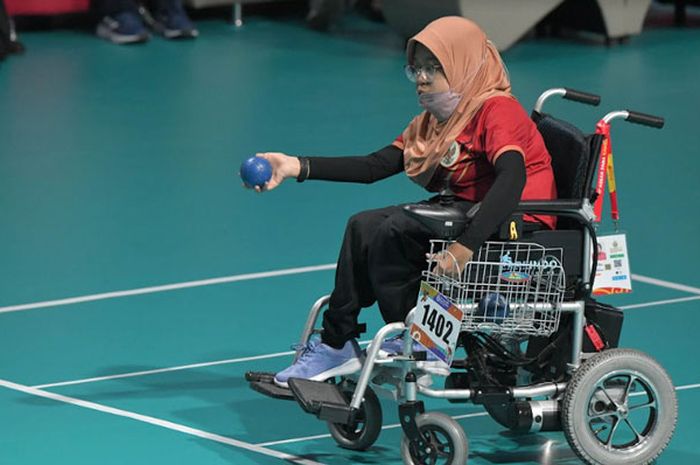 Atlet boccia Indonesia Wening Prabawati melakukan lemparan dalam pertandingan nomor individual cabang olahraga bocia 11th ASEAN Para Games 2022 di GOR FKOR UNS, Rabu (3/8/2022).