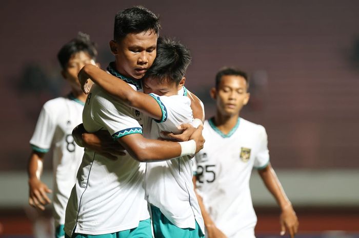 Aksi pemain Timnas U-16 Indonesia versus Singapura pada laga matchday kedua Grup A Piala AFF U-16 2022 di Stadion Maguwoharjo, Sleman, Yogyakarta, Rabu (3/8/2022).