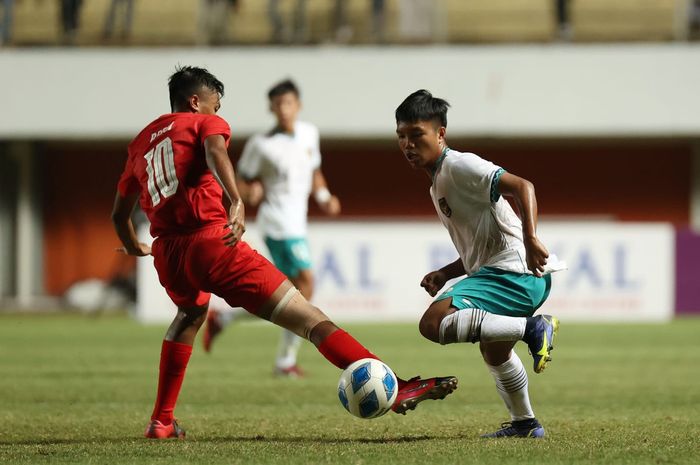 Aksi pemain Timnas U-16 Indonesia versus Singapura pada laga matchday kedua Grup A Piala AFF U-16 2022 di Stadion Maguwoharjo, Sleman, Yogyakarta, Rabu (3/8/2022).