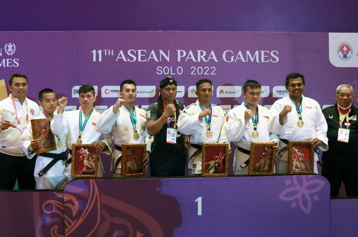 Team putra blind judo Indonesia usai meraih medali emas di ajang ASEAN Para Games 2022 di Tirtonadi Convention Hall, Kamis (4/8/2022)