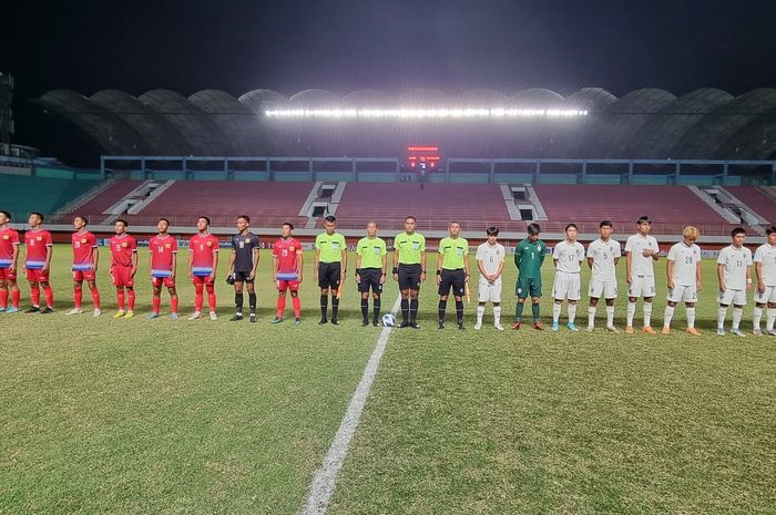 Pemain timnas U-16 Laos dan timnas U-16 Thailand dalam laga penyisihan Grup B Piala AFF U-16 2022, di Stadion Maguwoharjo, Sleman, Kamis (4/8/2022).