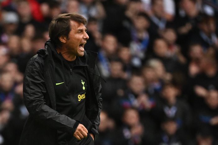 Pelatih Tottenham Hotspur, Antonio Conte, berteriak dalam laga pramusim Liga Inggris kontra Rangers di Stadion Ibrox, 23 Juli 2022.