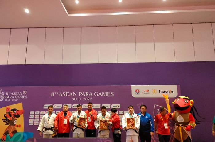 Dari kiri Junifor Bate'e (Indonesia), Fajar Pambudi (Indonesia), Ranto Herli Imanuel Sambouw (Indonesia) dan Kittikai Chaisin (Thailand) saat penyerahan medali blind judo ASEAN Para Games 2022 di Tirtonadi Convention Hall, Rabu (3/8/2022)