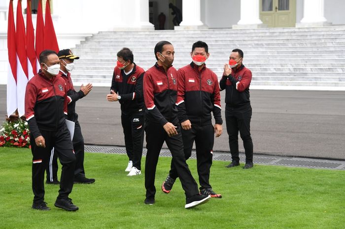 Ketua NOC Indonesia Raja Sapta Oktohari bersama Menteri Pemuda dan Olahraga Zainudin Amali berjalan bersama Presiden RI Joko Widodo pada acara penyambutan Kontingen SEA Games 2021 Vietnam