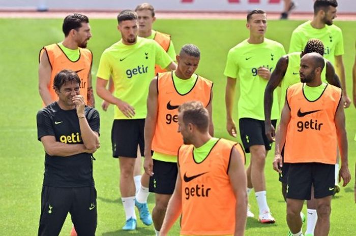 Antonio Conte saat memimpin latihan pramusim Tottenham di Seoul, Korea Selatan (15/7/2022).