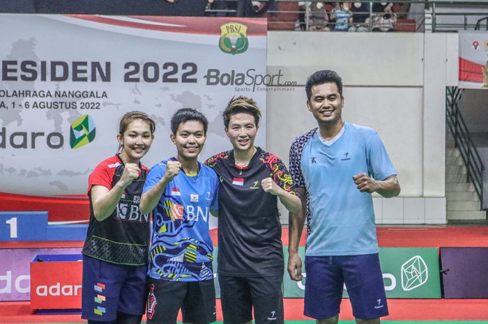 (Dari kiri ke kanan) Ribka Sugiarto, Siti Fadia Silva Ramadhanti, Liliyana Natsir, dan Tontowi Ahmad sedang berfoto bersama seusai bertanding dalam laga ekshibisi di GOR Nanggala, Cijantung, Jakarta Timur, 5 Agustus 2022.