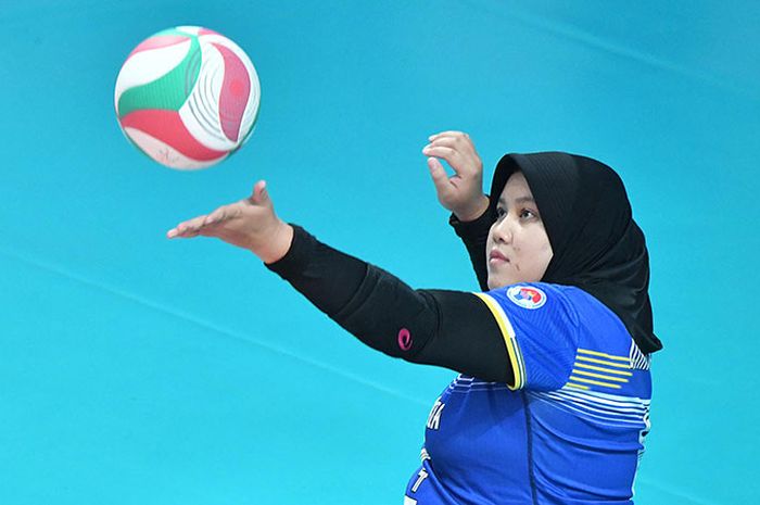 Alet voli duduk Indonesia Diah Dwiyanti melakukan pukulan servis pada pertandingan di ASEAN Para Games 2022, di GOR UTP Karanganyar, Jawa Tengah (Kamis 4/8/2022)