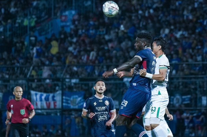 Duel striker Arema FC, Abel Camara, dengan bek PSS Sleman Dedi Gusmawan pada pekan ketiga Liga 1 2022/2023 di Stadion Kanjuruhan, Malang, Jumat (5/8/2022).