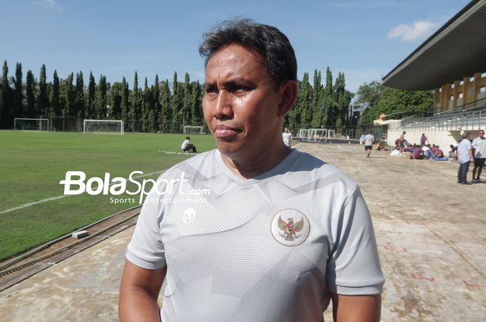 Pelatih timnas U-16 Indonesia, Bima Sakti saat memimpin latihan jelang lawan Vietnam di Lapangan UNY, Jumat (5/8/2022).