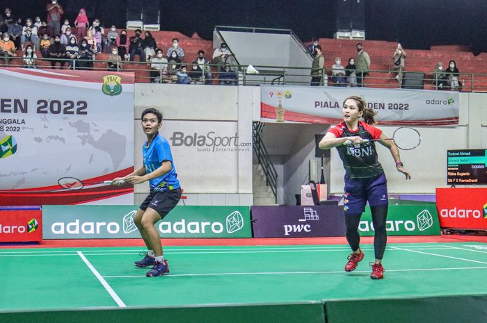 Ganda putri atlet bulu tangkis Indonesia, Siti Fadia Silva Ramadhanti/Ribka Sugiarto, saat bertanding dalam laga ekshibisi di GOR Nanggala, Cijantung, Jakarta Timur, 5 Agustus 2022.