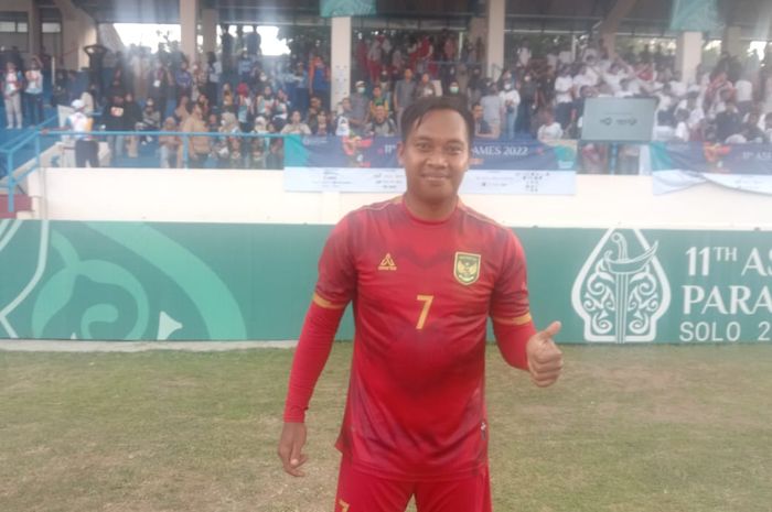 Striket tim nasional sepak bola CP Indonesia, Cahyana, di Stadion Universitas Sebelas Maret, Surakarta, Jawa Tengah.