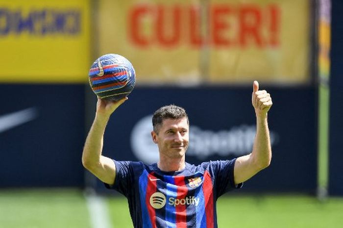 Robert Lewandowski saat diperkenalkan Barcelona kepada publik di Spotify Camp Nou (5/8/2022).