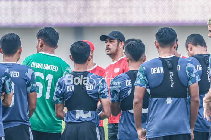 Pelatih Dewa United, Nil Maizar (topi hitam), sedang memberikan intruksi ke para pemainnya saag berlatih di Stadion Indomilk Arena, Tangerang, Banten, 6 Agustus 2022.