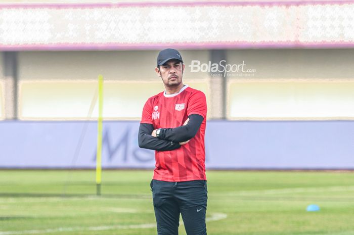 Pelatih Dewa United, Nil Maizar, sedang memantau para pemainnya berlatih di Stadion Indomilk Arena, Tangerang, Banten, 6 Agustus 2022.