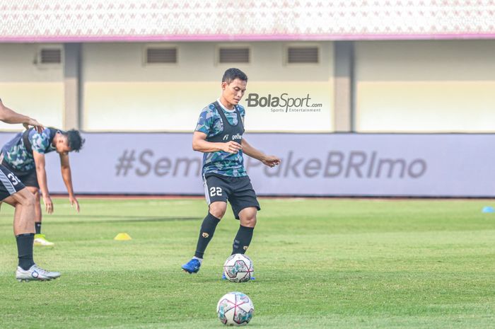 Bek sayap kanan Dewa United, Dias Angga Putra, sedang menguasai bola ketika berlatih di Stadion Indomilk Arena, Tangerang, Banten, 6 Agustus 2022.