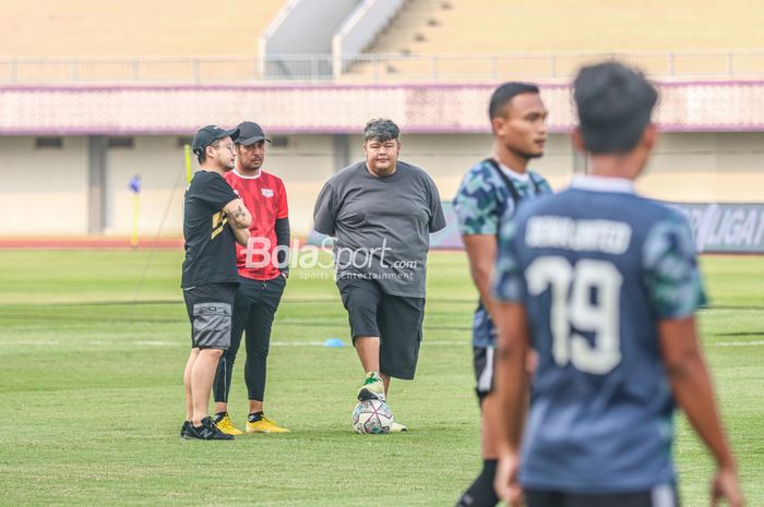 Pelatih Dewa United, Nil Maizar (tengah), ditemani Ardian Satya Negara (kanan) selaku CEO klub ketika memantau para pemainnya berlatih di Stadion Indomilk Arena, Tangerang, Banten, 6 Agustus 2022.