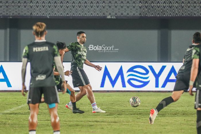 Penyerang Persita Tangerang, Osas Saha, sedang mengoper bola saat berlatih di Stadion Indomilk Arena, Tangerang, Banten, 6 Agustus 2022.