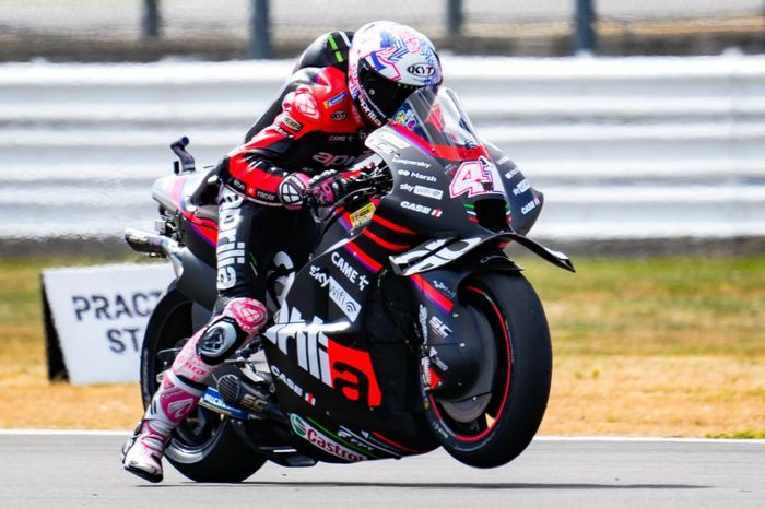 Pembalap Aprilia Racing, Aleix Espargaro, tampil di sesi kualifikasi MotoGP Inggris 2022