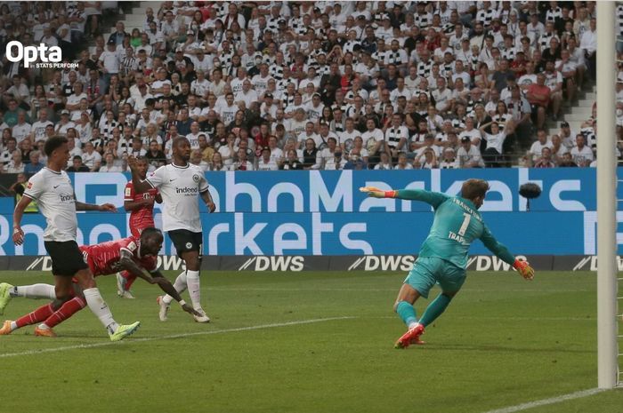 Sadio Mane mencetak gol debutnya untuk Bayern Muenchen di Bundesliga 2022-2023 ke gawang Eintracht Frankfurt di Deutsche Bank Arena, Jumat (5/8/2022).