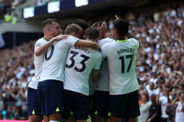 Para pemain Tottenham Hotspur merayakan gol Eric Dier ke gawang Southampton dalam partai Liga Inggris, Sabtu (6/8/2022).