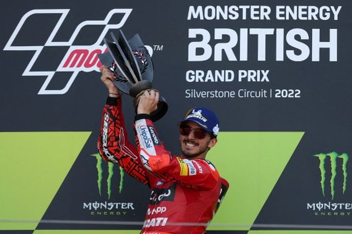 Pembalap Ducati, Francesco Bagnaia, merayakan kemenangan di podium MotoGP Inggris di Sirkuit Silverstone, Minggu (7/8/2022).