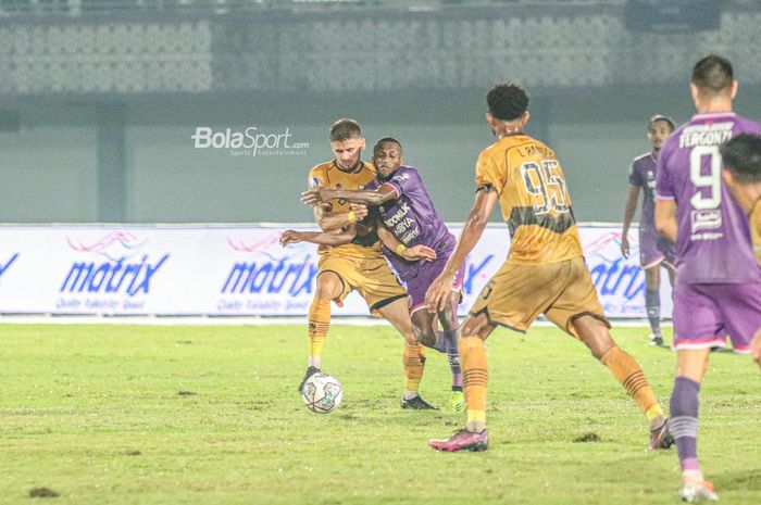 Gelandang Dewa United, Majed Osman Sobhi (kiri), sedang berebut bola dengan pemain Persita bernama Elisa Yahya Basna (kanan) dalam laga pekan ketiga Liga 1 2022 di Stadion Indomilk Arena, Tangerang, Banten, 7 Agustus 2022.