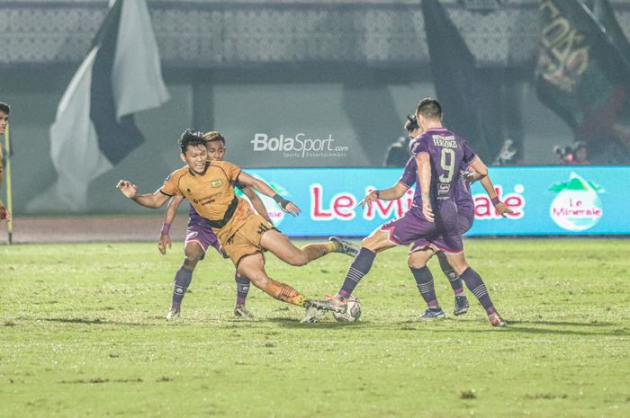 Pemain Dewa United, Feby Eka Putra (kiri), sedang menguasai bola dalam laga pekan ketiga Liga 1 2022 di Stadion Indomilk Arena, Tangerang, Banten, 7 Agustus 2022.