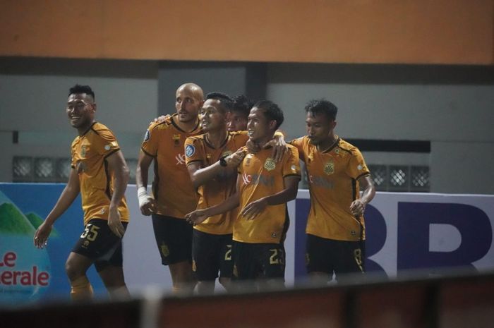 Pemain Bhayangkara FC Wahyu Subo Seto merayakan selebrasi gol ke gawang Persebaya Surabaya