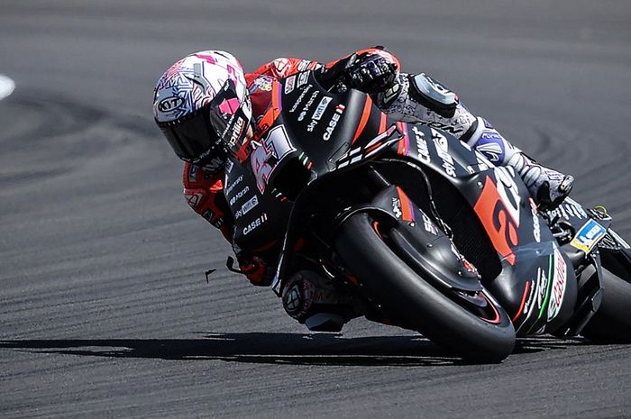 Pembalap Aprilia Racing, Aleix Espargaro, dipuji karena penampilan heroik saat kualifikasi MotoGP Inggris di Sirkuit Silverstone, Inggris, 6 Agustus 2022.