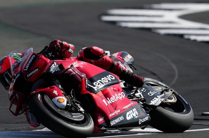 Pembalap Ducati Lenovo Team, Francesco Bagnaia, saat menjalani sesi latihan bebas MotoGP Inggris di Sirkuit Silverstone, Inggris, 7 Agustus 2022.