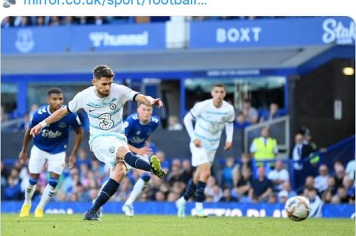 Jorginho mencetak gol penalti dalam laga Chelsea melawan Everton di Liga Inggris 2022-2023, Sabtu (6/8/2022).