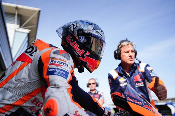 Pembalap Repsol Honda, Pol Espargaro, bersiap-siap masuk ke lintasan pada sesi latihan bebas MotoGP Inggris di Sirkuit Silverstone, Inggris, 6 Agustus 2022.