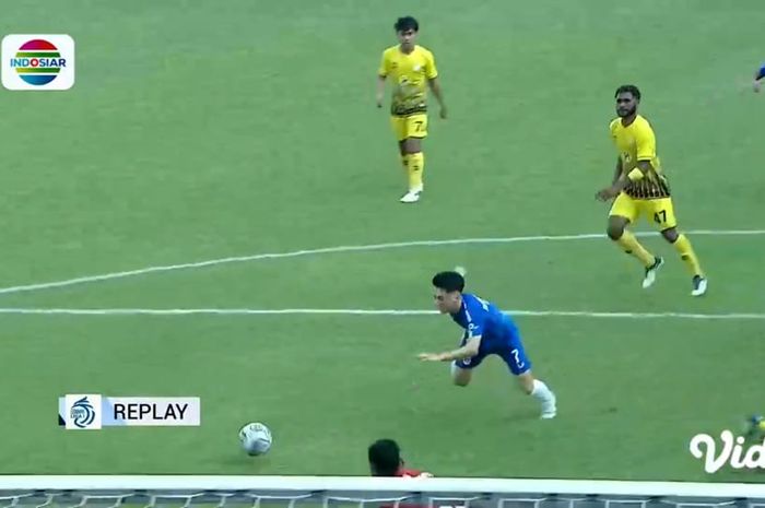 Tayangan ulang Taisei Marukawa terjatuh di kotal penalti dalam laga PSIS vs Barito Putera.