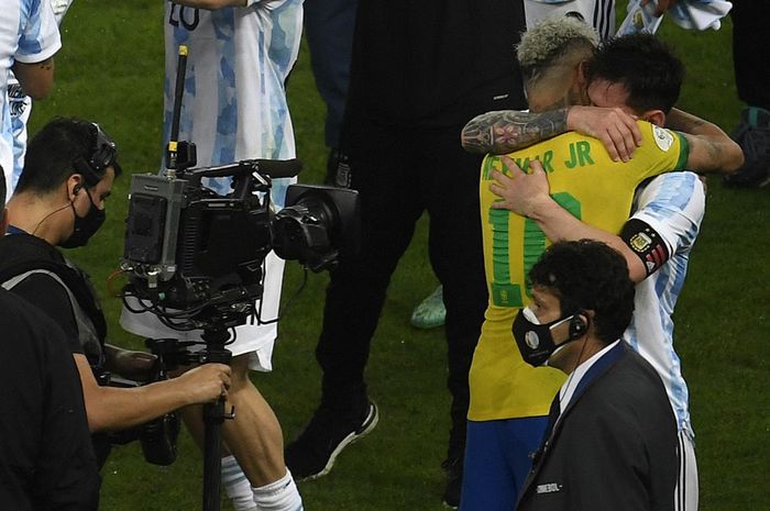 Neymar memeluk Lionel Messi seusai laga final Copa America 2021, timnas Brasil vs timnas Argentina, di Stadion Maracana, 10 Juli 2021.