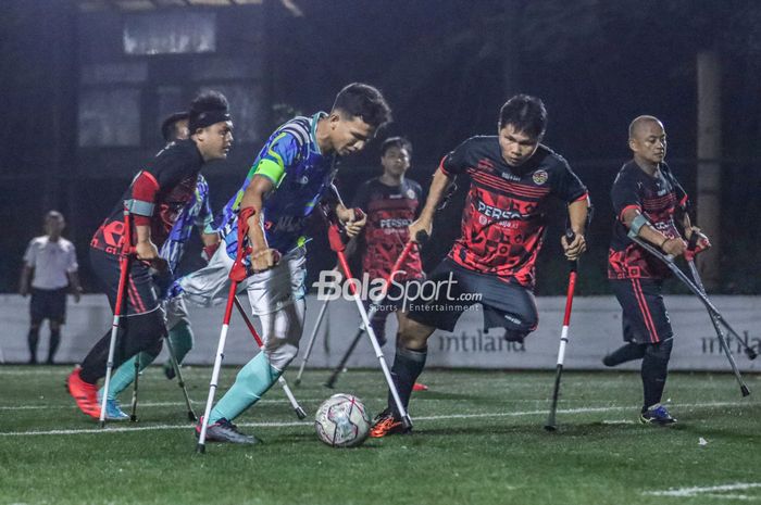 Pemain timnas amputasi Indonesia alias Garuda INAF,  Agung Rizki Satria (jersey biru), sedang menguasai bola ketika bertanding di Lapangan Serena Hills, Lebak Bulus, Jakarta Selatan, 8 Agustus 2022.