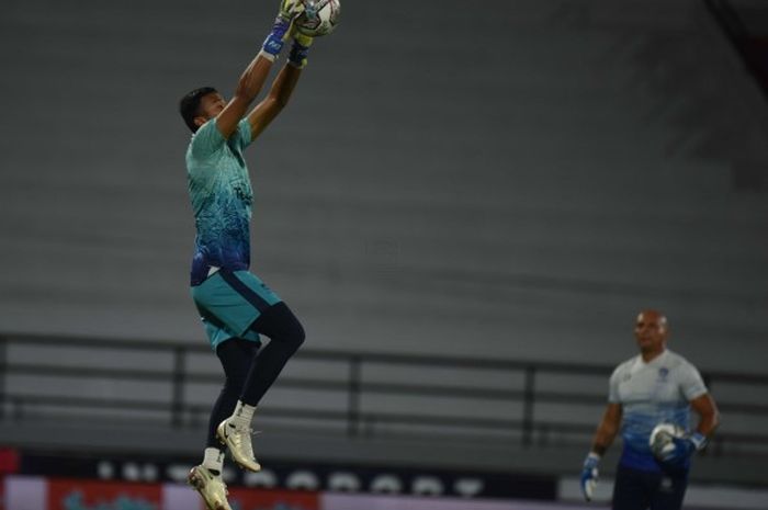 Kiper Persib Bandung, Teja Paku Alam saat menjalani latihan.